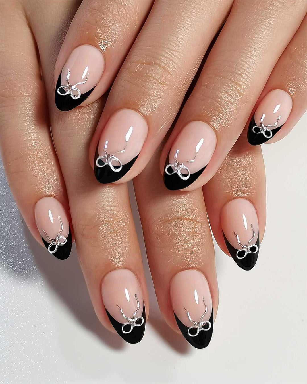 Infinaluxe Press-On Nails - Noir Chic - Almond